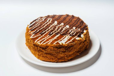 Beyaz arka planda kremalı çikolatalı pasta. Hafif arka planda kremalı ucuz kek. Keklerinin keki beyaz bir tabakta