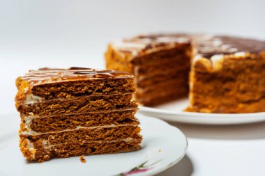 Beyaz arka planda kakaolu tatlı pasta. Açık arkaplanlı, kremalı bir Kazak pastası. Fakirler için ucuz şekerleme.