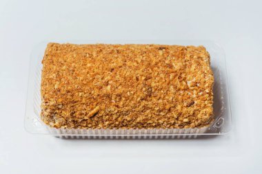 Beyaz arka planda kremalı kremalı rulo. Tatlı bisküvi soslu şekerleme rulosu