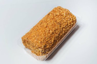 Beyaz arka planda kremalı kremalı rulo. Tatlı bisküvi soslu şekerleme rulosu