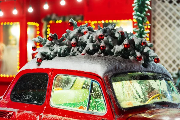 红车车顶上有礼物的圣诞树 用云杉枝条和红色盒子装饰一辆罕见的汽车的新年装饰 圣诞节照片区 在照相馆里拍照 — 图库照片