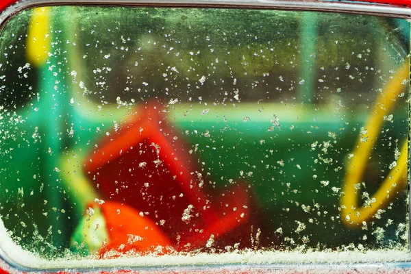 Weihnachtsschnee Auf Dem Glas Eines Roten Autos Auf Der Straße — Stockfoto