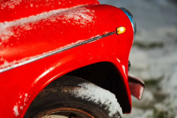 Śnieg Tyłach Czerwonego Samochodu Ulicy Noworoczna Strefa Zdjęciowa Prawdziwym Samochodem — Zdjęcie stockowe