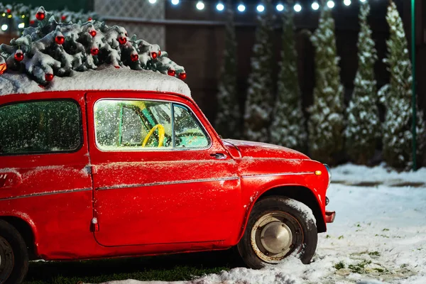 Red Car Christmas Tree Roof Backdrop Green Store Old Red — Stock Photo, Image