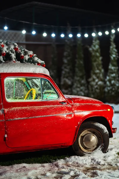 Red Car Christmas Tree Roof Backdrop Green Store Old Red — Stock Photo, Image