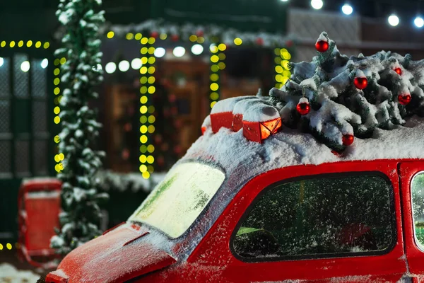 Camion De Livraison De Noël Boîte Cadeau Isolée Et Arbre à L'intérieur  Livreur En Chapeau