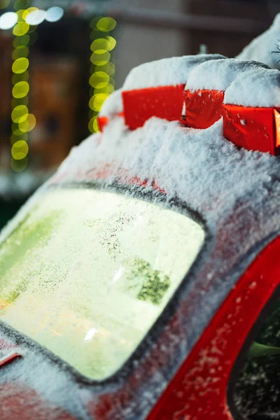 Karácsonyfa Ajándékokkal Egy Piros Autó Tetején Újévi Dekoráció Egy Ritka — Stock Fotó