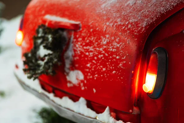Красный Автомобиль Рождественским Венком Украшениями Старый Красный Автомобиль Новогодними Украшениями — стоковое фото