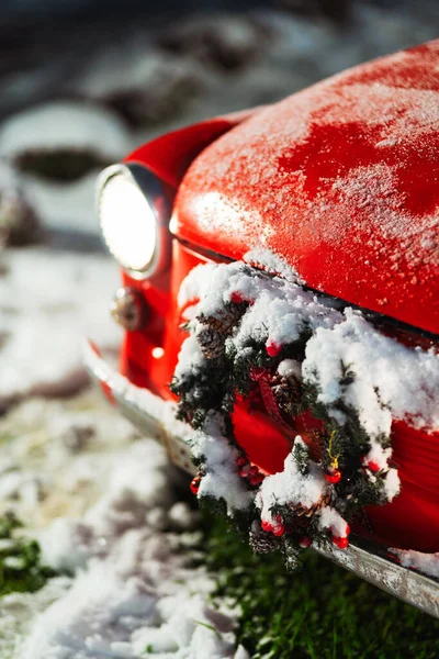 Red Car Christmas Wreath Decorations Old Red Car New Year — Stock Photo, Image
