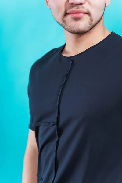 Mann Schwarzem Shirt Auf Blauem Grund Der Rücken Eines Mannes — Stockfoto