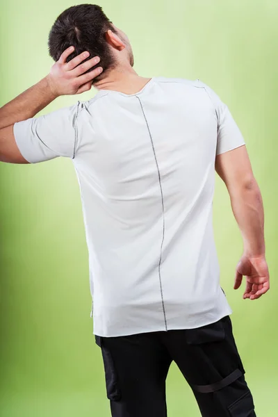 Tipo Con Una Camiseta Blanca Sobre Fondo Verde Espalda Hombre — Foto de Stock