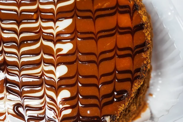 Choklad Tårta Med Glasyr Vit Bakgrund Billig Cupcake Med Grädde — Stockfoto