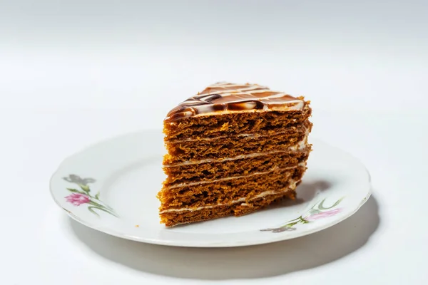 Słodkie Ciasto Kakao Białym Tle Ciasto Śmietaną Produkcji Kazachskiej Jasnym — Zdjęcie stockowe