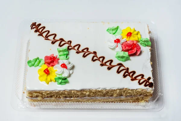 哈萨克斯坦为穷人做的甜蛋糕 以便宜配料制成的白色背景的假日蛋糕 — 图库照片