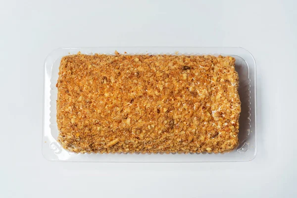 Beyaz arka planda kremalı kremalı rulo. Tatlı bisküvi soslu şekerleme rulosu