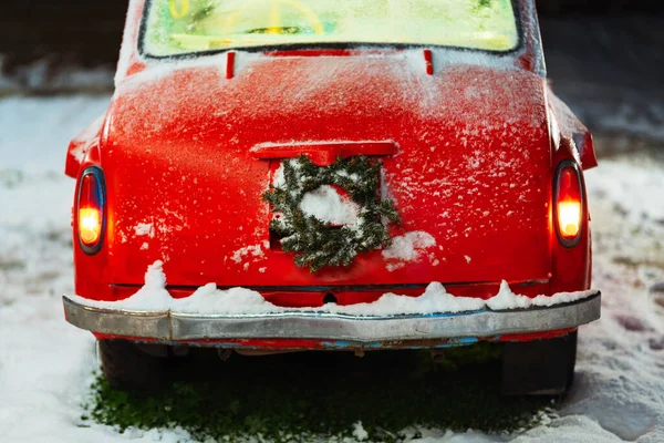 Rød Bil Med Julekrans Dekorationer Gammel Rød Bil Med Nytår Stock-billede