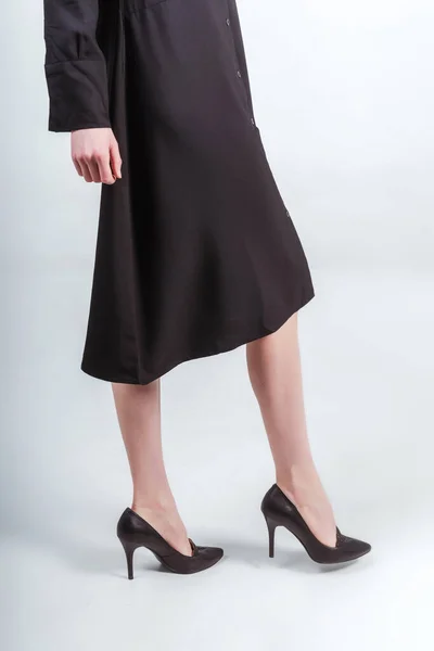Pernas Uma Menina Sapatos Pretos Menina Vestida Com Vestido Preto — Fotografia de Stock