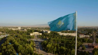 08.07.2022 Şymkent, Kazakistan. Kazakistan bayrağı Independence Park 'ta bir kulede. Kazakistan 'da kartal ve güneş olan mavi bayrak. Kazakistan 'ın büyük kumaş ulusal bayrağı