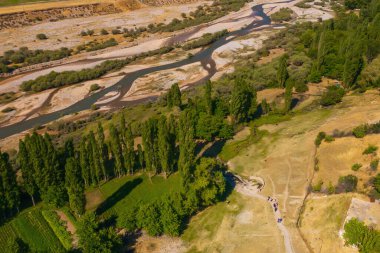 Shymkent şehrindeki Badam Nehri. Güney Kazakistan bölgesinde içme suyu olan bir nehir. Shimkent 'te tarım ve hayvancılık için dağ suyu.