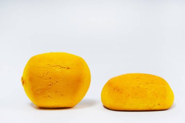 Beyaz arka planda mısır unundan zencefilli ekmek. Hafif arkaplanda sarısı unundan zencefilli ekmek. Tatil için renkli şekerler.