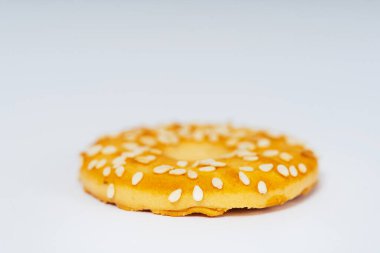 Susam tohumlu beyaz arka planda yuvarlak kurabiyeler. Susamlı tatlı kurabiyeler. yüksek kalorili un tatlısı