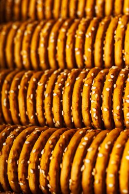 Kurabiye desenli bir paket. Kahvaltıda yüksek kalorili un tatlısı.