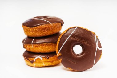 Beyaz arka planda çikolatalı çörekler. Hafif arka planda çikolata kremalı un çörekleri. renkli hamur işleri