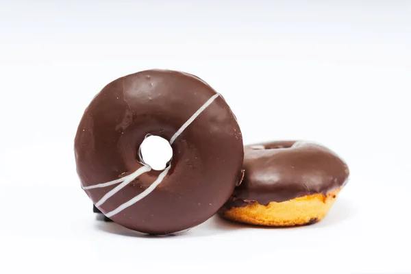 白い背景にチョコレートドーナツ 小麦粉にチョコレートアイシングをかけたドーナツ カラフルなペストリー — ストック写真