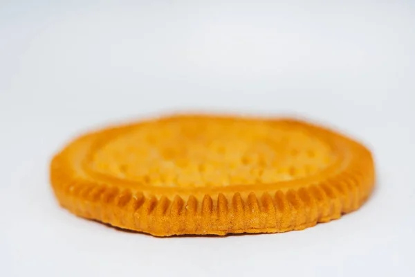 白い背景に丸いクッキー 薄い背景を詰めずに甘いクッキー 高カロリーの小麦粉スイーツ — ストック写真