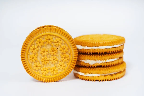 白い背景にクリーム入りのクッキーを丸めて 薄い背景にクッキーを詰め込んだ甘いクッキー 高カロリーの小麦粉スイーツ — ストック写真