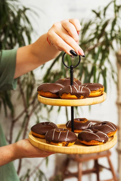 Schokoladendonuts Auf Einem Holztablett Den Händen Des Mädchens Mehlkrapfen Mit — Stockfoto