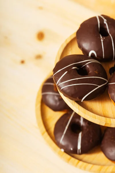 Schokoladendonuts Auf Einem Holztablett Mehlkrapfen Mit Schokoladenglasur Auf Einem Holzteller — Stockfoto
