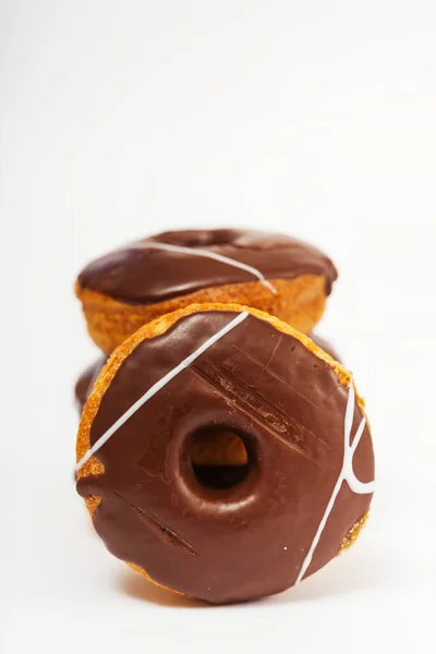 Schokoladendonuts Auf Weißem Hintergrund Mehlkrapfen Mit Schokoladenglasur Auf Hellem Hintergrund — Stockfoto