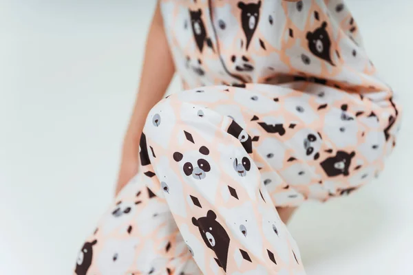 Detalhes Uma Camisa Noite Com Padrão Ursos Uma Menina Sessão — Fotografia de Stock