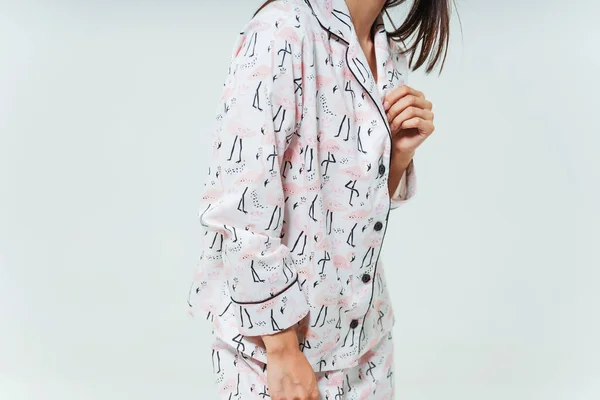 Detalhes Uma Camisa Noite Com Padrão Flamingo Uma Menina Sessão Imagens Royalty-Free