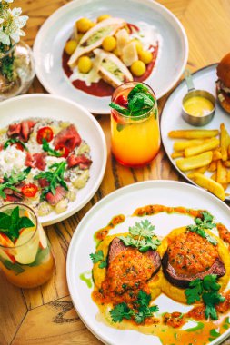 Yazlık kafede bir masa dolusu yiyecek ve meşrubat. Kahve dükkanında yenileyici içeceklerle ikinci bir yemek.