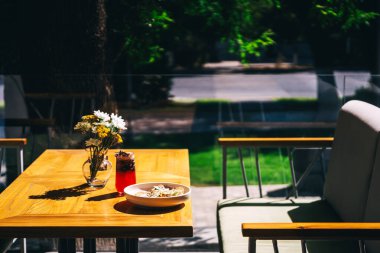 Yazlık kafede soğuk salata ile serinletici bir içecek. Kahve dükkanında düşük kalorili kahvaltı salatası.