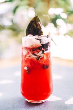 Kahve dükkanının broşüründe meşrubat. Kafe masasında buzlu, ferahlatıcı bir içecek. Meyveli soğuk bir yaz içeceği