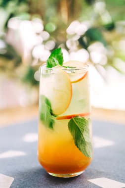 Kahve dükkanının broşüründe meşrubat. Kafe masasında buzlu, ferahlatıcı bir içecek. Meyveli soğuk bir yaz içeceği