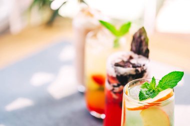 Yazlık kahve dükkanında alkolsüz içecekler. Kafe masasında buzlu tatlı içecekler. Yaz aylarında farklı tatlarda soğuk içecekler