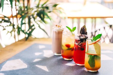 Yazlık kahve dükkanında alkolsüz içecekler. Kafe masasında buzlu tatlı içecekler. Yaz aylarında farklı tatlarda soğuk içecekler