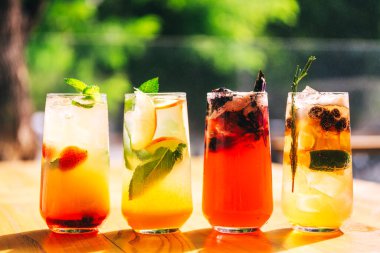 Yazlık kahve dükkanında alkolsüz içecekler. Kafe masasında buzlu tatlı içecekler. Yaz aylarında farklı tatlarda soğuk içecekler