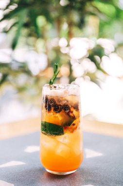 Kahve dükkanının broşüründe meşrubat. Kafe masasında buzlu, ferahlatıcı bir içecek. Meyveli soğuk bir yaz içeceği