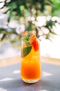 Kahve dükkanının broşüründe meşrubat. Kafe masasında buzlu, ferahlatıcı bir içecek. Meyveli soğuk bir yaz içeceği