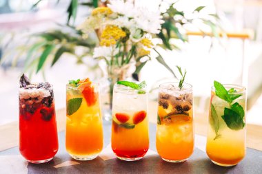 Yazlık kahve dükkanında alkolsüz içecekler. Kafe masasında buzlu tatlı içecekler. Yaz aylarında farklı tatlarda soğuk içecekler