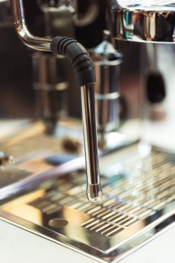 Sıcak içecek yapmak için endüstriyel kahve makinesi. Kafeler ve restoranlar için güçlü bir kahve makinesi. İstanbul 'da kahve makineleri sergisi.