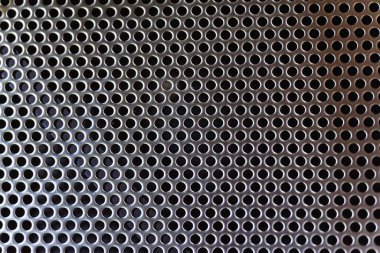 Endüstriyel kahve makinesinin üzerindeki koruyucu metal örgüsü. Sıvıları boşaltmak için delikli metal kaplama. Kahve makinesinde paslanmaz çelik levha.