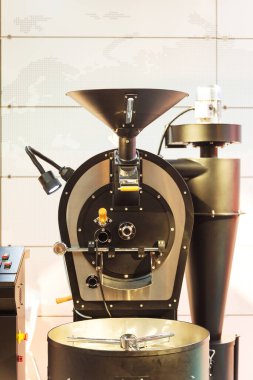 Sıcak içecek yapmak için endüstriyel kahve makinesi. Kafeler ve restoranlar için güçlü bir kahve makinesi. İstanbul 'da kahve makineleri sergisi. Kahve çekirdeklerini öğütmek için demir öğütücü