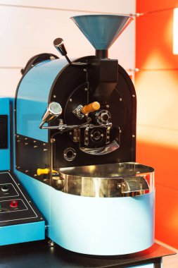 Sıcak içecek yapmak için endüstriyel kahve makinesi. Kafeler ve restoranlar için güçlü bir kahve makinesi. İstanbul 'da kahve makineleri sergisi. Kahve çekirdeklerini öğütmek için demir öğütücü