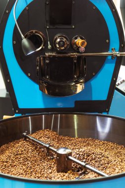 Kahve çekirdeklerini kızartmak için kurutulmuş makine. Kızarma sırasında hammaddeleri karıştırmak için demir karıştırıcı. Kahve makinesinde kahve hazırlamak, öğütmek ve içmek için.